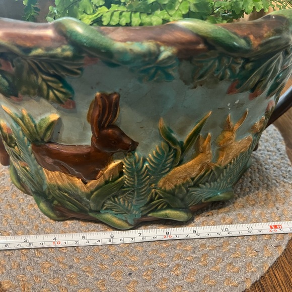 Vintage majolica vase with handles raised rabbit scene - Picture 5 of 9